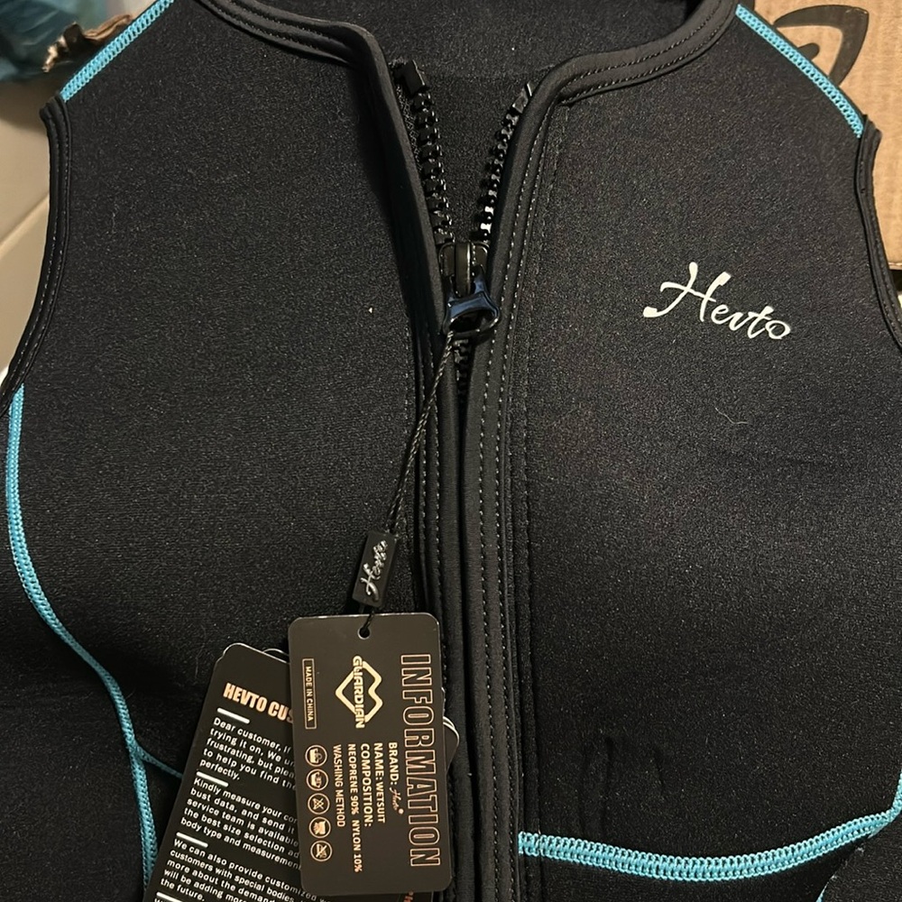 Hevto wet suit size medium new